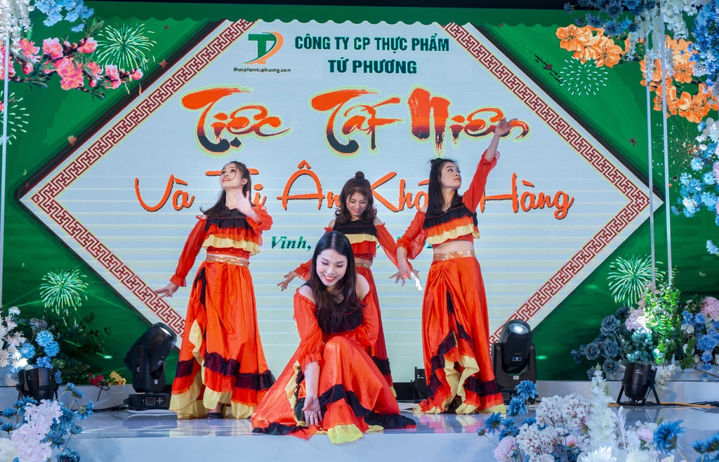 Mẫu Bữa Tiệc Tất Niên đỏ được Mời Với Thiết Kế Chuyên Nghiệp #44 Mẫu Bữa Tiệc Tất Niên đỏ được Mời Với Thiết Kế Chuyên Nghiệp
